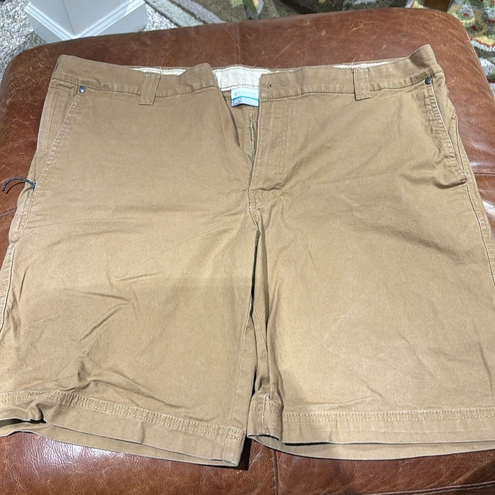 Columbia Men’s Flat Front  British Khaki 40 x 10 shorts